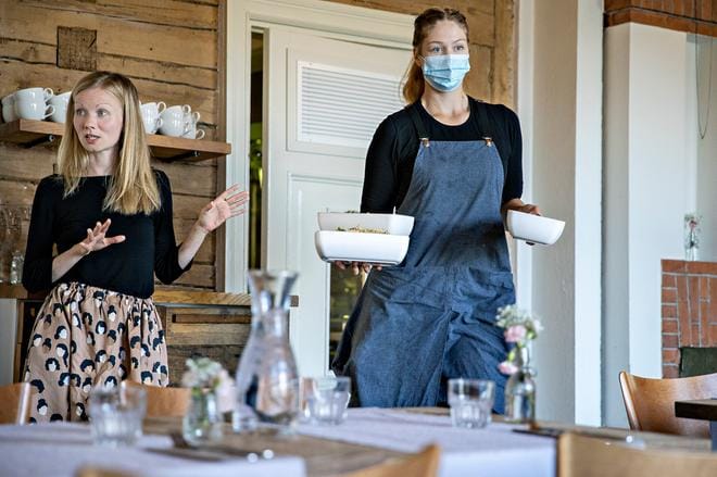 Elämysjohtaja Eeva Kouri (vas.) sekä ravintolan vuoropäällikkö Laura Alaspää ovat palvelleet tänä kesänä pääasiassa kotimaassa matkailevia asiakkaita. Oulussa toimiva De Gamlas Hem on pieni, 16-paikkainen hotelli, jossa luotetaan henkilökohtaiseen palveluun sekä historialliseen miljööseen. Hotelli on perustettu 1900-luvun alussa rakennettuun taloon.