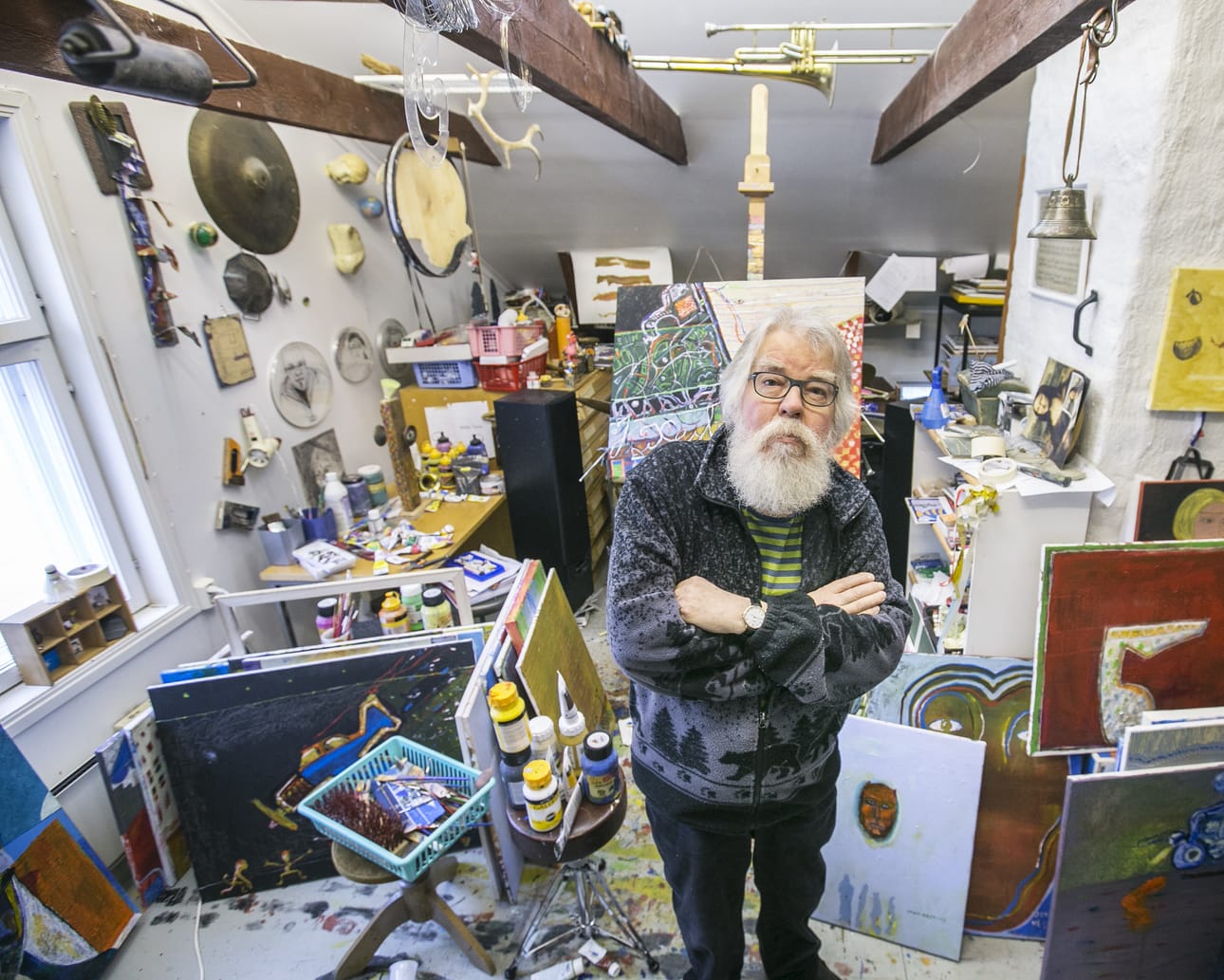 Jouni Kesti työhuoneellaan.