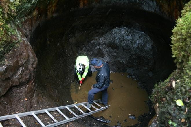 Polttolouhitun Vittingin kaivoksen pohjalla ovat geologi Satu Hietala ja Mika Alanko, jonka mailla on myös Vittingin kaivantoja.