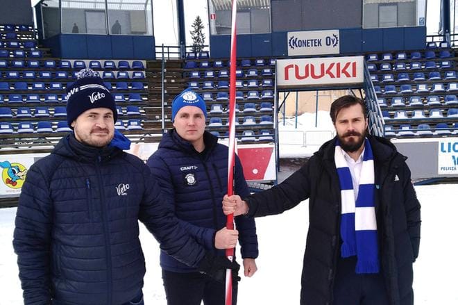 Yhteistyösopimusta sovittiin talvisella Saarikentällä: vapaa-aikasihteeri Ari Takala, Toni Kuusela ja Sam Leijonanmieli.