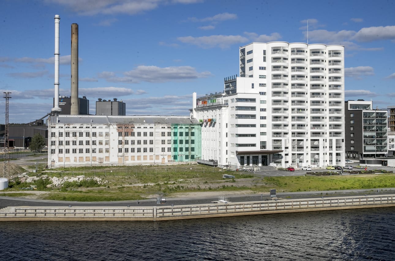 Huonokuntoinen vanha myllyrakennus (kuvassa vasemmalla) on nököttänyt vuosia rujona Siilotalo-kompleksin kyljessä kohtaloaan odottaen.