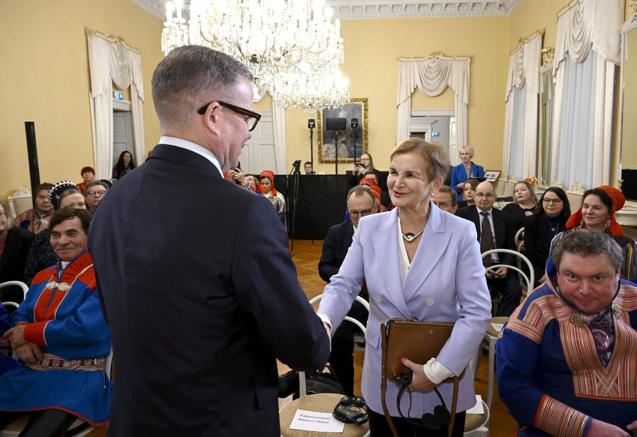 Pääministeri Petteri Orpo (vas.) tervehti komission puheenjohtajaa Hannele Pokkaa saamelaisten totuus- ja sovintokomission loppuraportin luovutustilaisuudessa torstaina.