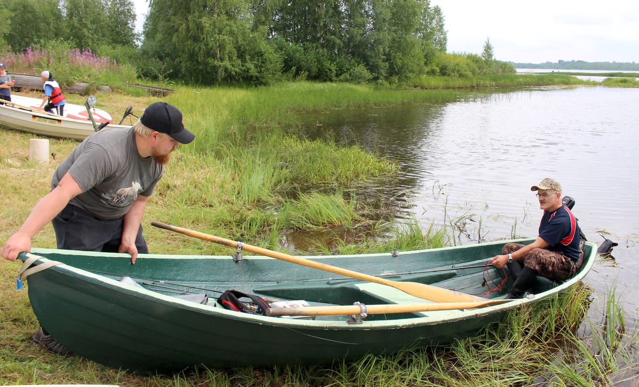 Matti Kopola ja Jari Kopola odottivat kaikessa rauhassa, että kiireisimmät kalamiehet ehtivät vesille.