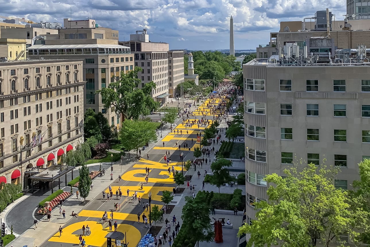 Kaupungin työntekijät ja paikalliset taiteilijat maalasivat "Black lives matter" -iskulauseen kadulle lähellä Valkoista taloa Washingtonissa perjantaina. Samalla paikalla on järjestetty protesteja poliisiväkivaltaa ja rasismia vastaan jo yli viikon ajan.