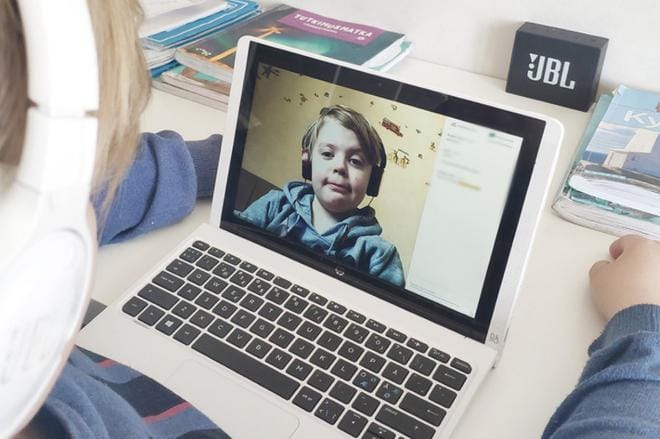 Kaapo ja Kustaa Laitio ”meetissä”, jossa etäopetus tapahtuu. Kaapo näkyy ruudussa ja Kustaa käyttää konetta. KUVA: NIINA LAITIO