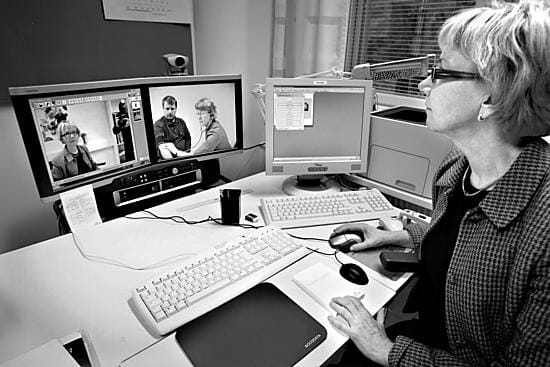 Lääkäri kaukana. Oululainen lääkäri Ulla Rajala hoiti torstaina ruudun välityksellä vaalalaista Seppo Raappanaa, jota tutki diabeteshoitaja Irja Marttinen.