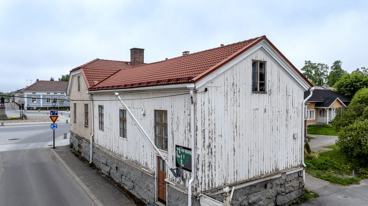 Montinin talon puuverhoillut julkisivupinnat tullaan käsittelemään uuteen uskoon.