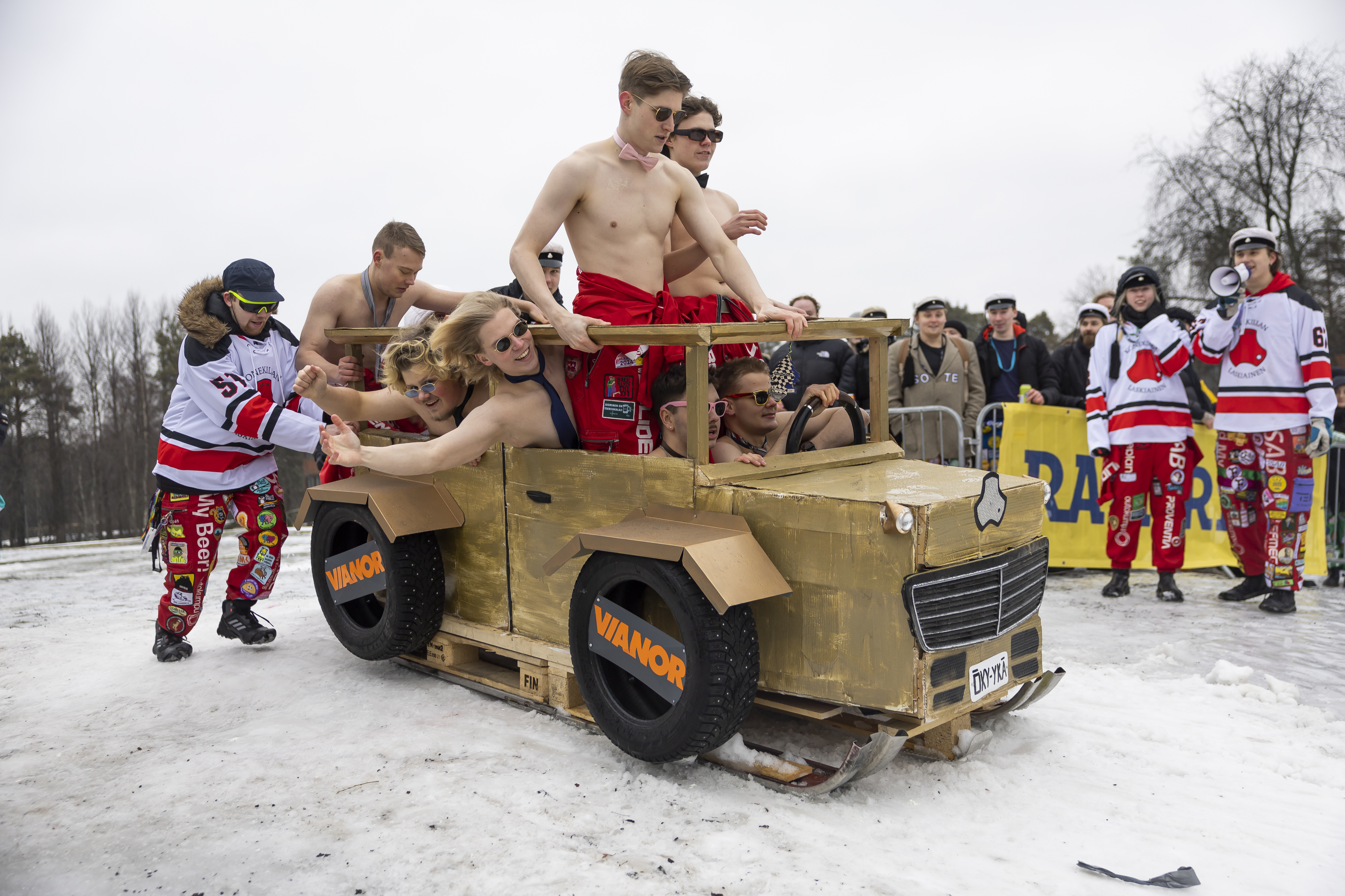 Kaleva Live: Fuksit laskivat jälleen mäkeä itse rakennetuilla vempeleillä – katso tallenne korkeakouluopiskelijoiden laskiaisjuhlasta