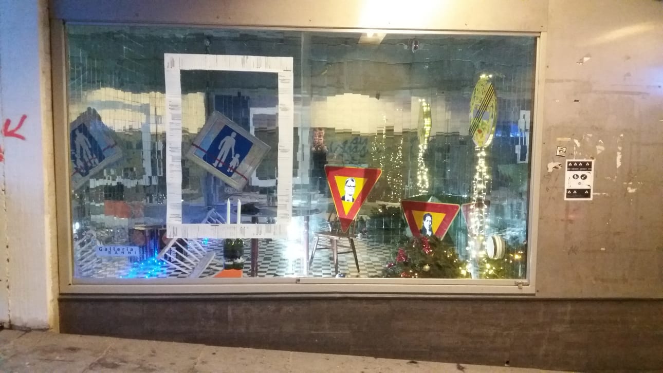 Oulun asematunnelin vitriinissä on teos, josta poliisi on aloittanut tutkinnan.