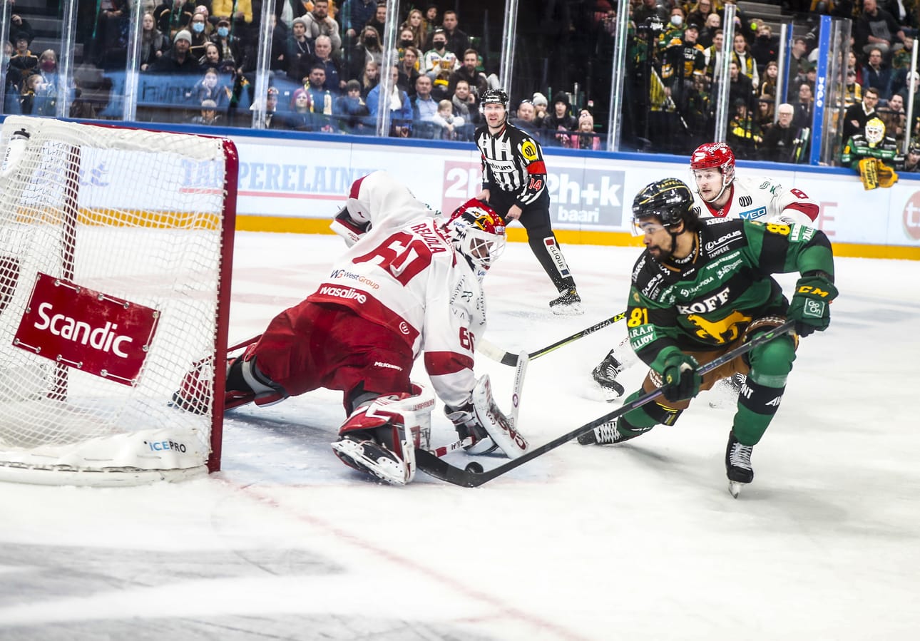 Rasmus Reijola pyrkii taas tiistai-iltana estämään Joonas Odenin maalintekoyritykset.