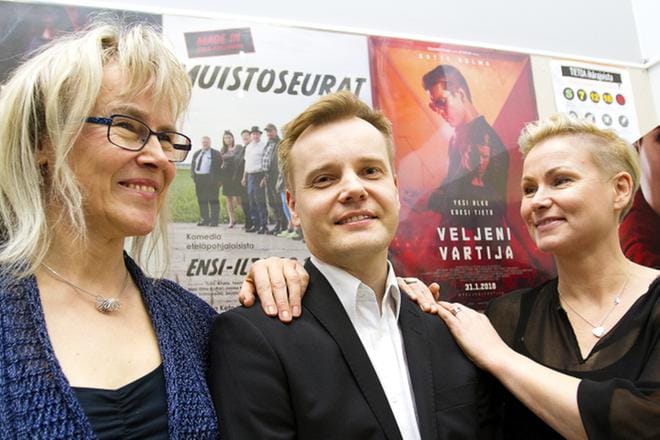 Käsikirjoittaja Leea Keto, kuvaaja Pekka Pohjoispää ja ohjaaja Katja Kujala tulivat ensi-iltaan rennoissa tunnelmissa. Kaikki on tapahtunut elokuvan ympärillä kovin äkkiä – nyt on sen aika valkokankaalla. KUVAT: JARI E. HAKALA