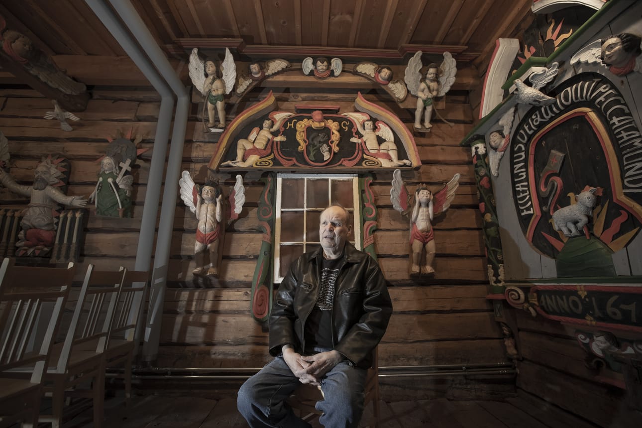 Raahen Pakkahuoneen museon kirkkosali on täynnä monenlaisia enkeleitä. Mikael Baltin 1600-luvulla syntyneet barokkihenkiset veistokset ovat runsaita ja osin humoristisiakin. Se muistuttaa ajasta, jolloin barokki tuli kalseaan Pohjolaan, luterilaiseen maahan.