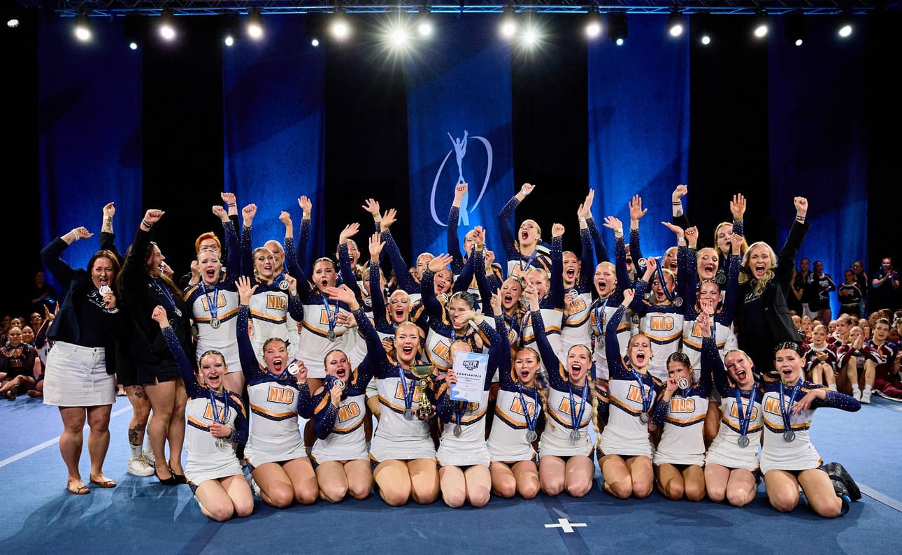 Northern Lights Cheerleading NLC ry:n junioreiden edustusjoukkue Pearls voitti SM-hopeaa kesäkuussa ja ansaitsi paikan ensi vuoden EM-kisoihin.