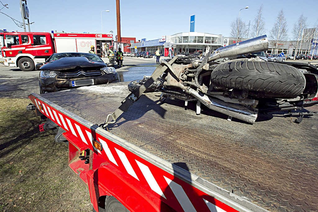 Yksi ihminen kuoli moottoripyörän ja henkilöauton kolarissa Limingantullissa. Molemmat osallisena olleet ajoneuvot kärsivät vaurioita.