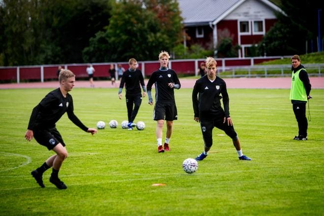 Matias Vainionpää valmistautuu ottamaan pallon haltuunsa harjoituksen tuoksinassa. Nicolas Kivimäki tarkkailee tilannetta takana. Jani Uotinen (oik.) seuraa, että kaikki sujuu ohjeiden mukaan. KUVAT: JAAKKO ELENIUS