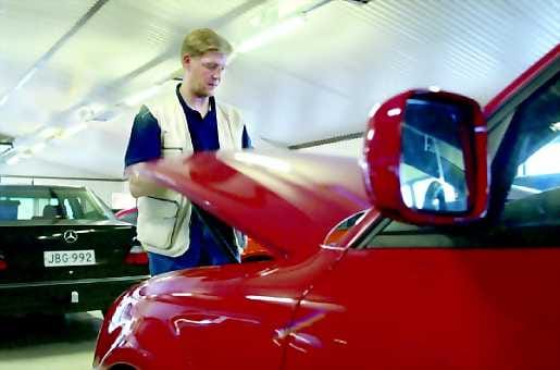 Autot kaupaksi . Vaihtoautokauppiaat pitävät tuontiautoja yhtenä hyvänä mahdollisuutena muiden joukossa.