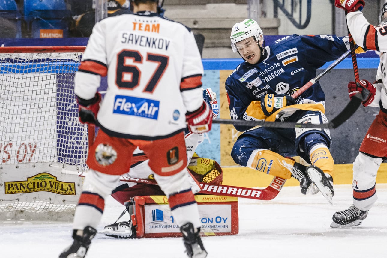 Juho Heinonen meni kumoon Tuto-maalilla. Heinosen sentteröimä nelosketju oli tavallaan RoKin parhaimmistoa ilman kovinkaan kummoista esitystä.