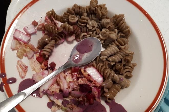 Hoivakodissa vieraillut tytär otti kuvan äitinsä lounaasta, josta puuttui pääruoka eli jauhelihakastike. Lukijan kuva.