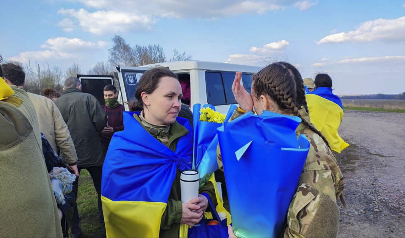 Ukrainalaisia sotavankeja tuntemattomassa sijainnissa Ukrainassa vaihdon jälkeen.