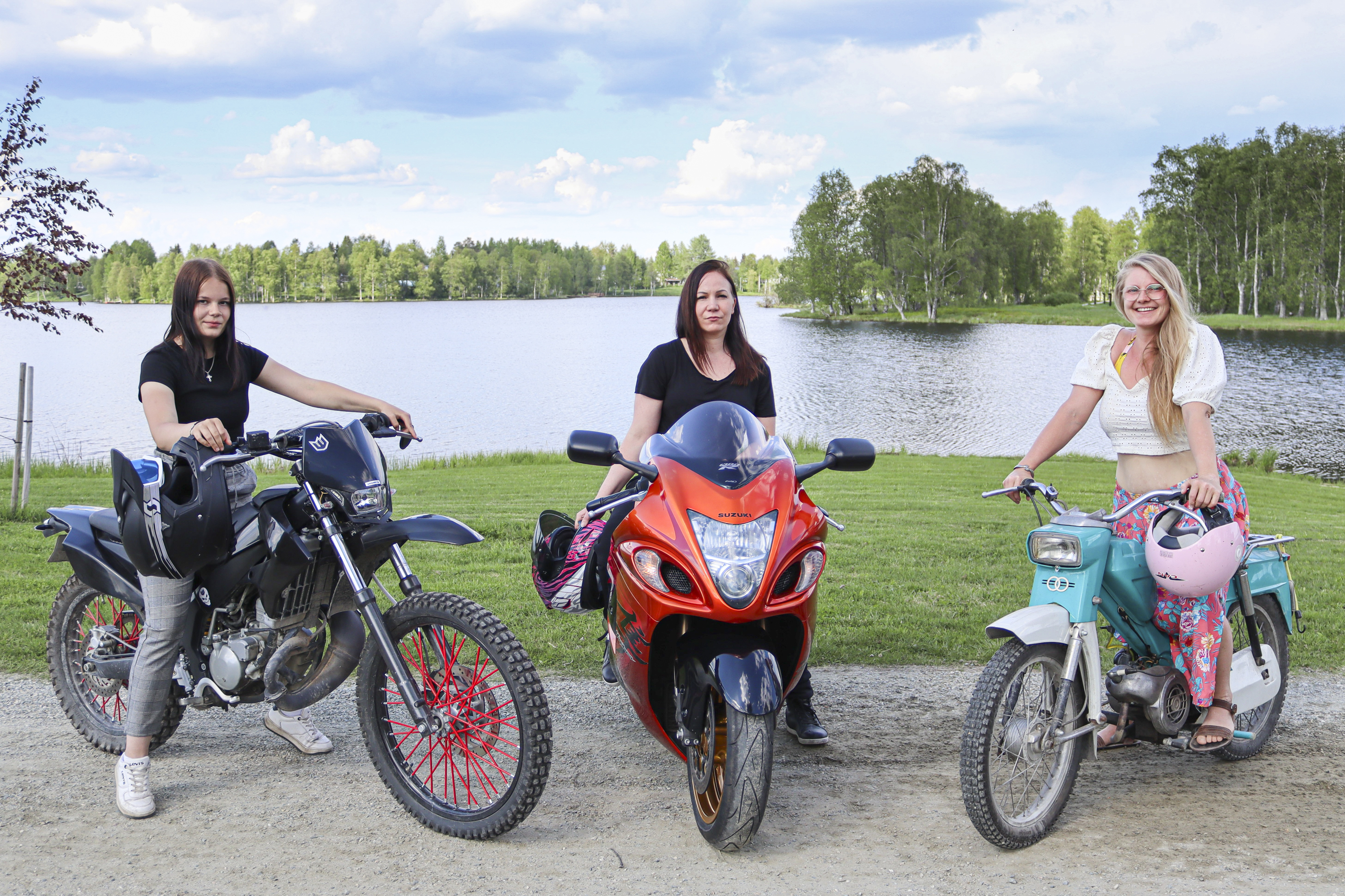 "Kerran ajaessani kaverin polkupyörällä etsin koko ajan kaasua"  – mopoilussa ja moottoripyöräilyssä Millaa, Susannaa ja Miiaa kiehtovat fiilis, vaihtuvat maisemat ja itsensä ilmaiseminen