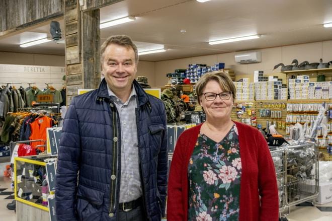 Kansanedustaja Janne Sankelo tapasi Soinissa nimikkoyrittäjänsä Ahti Huvila Oy:n Seija Ojajärven. KUVA: AARRE LÖYTÖMÄKI