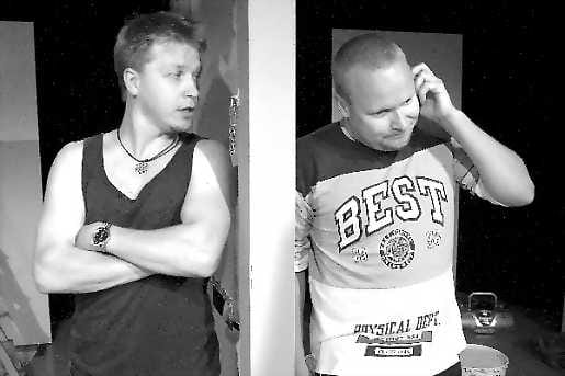 Leffe haluaa vain tavata pokansa. Ex-vaimo (Arto Jalasvaara, vas.) ja mies (Vesa-Matti Komonen) kinastelevat rappukäytävässä.