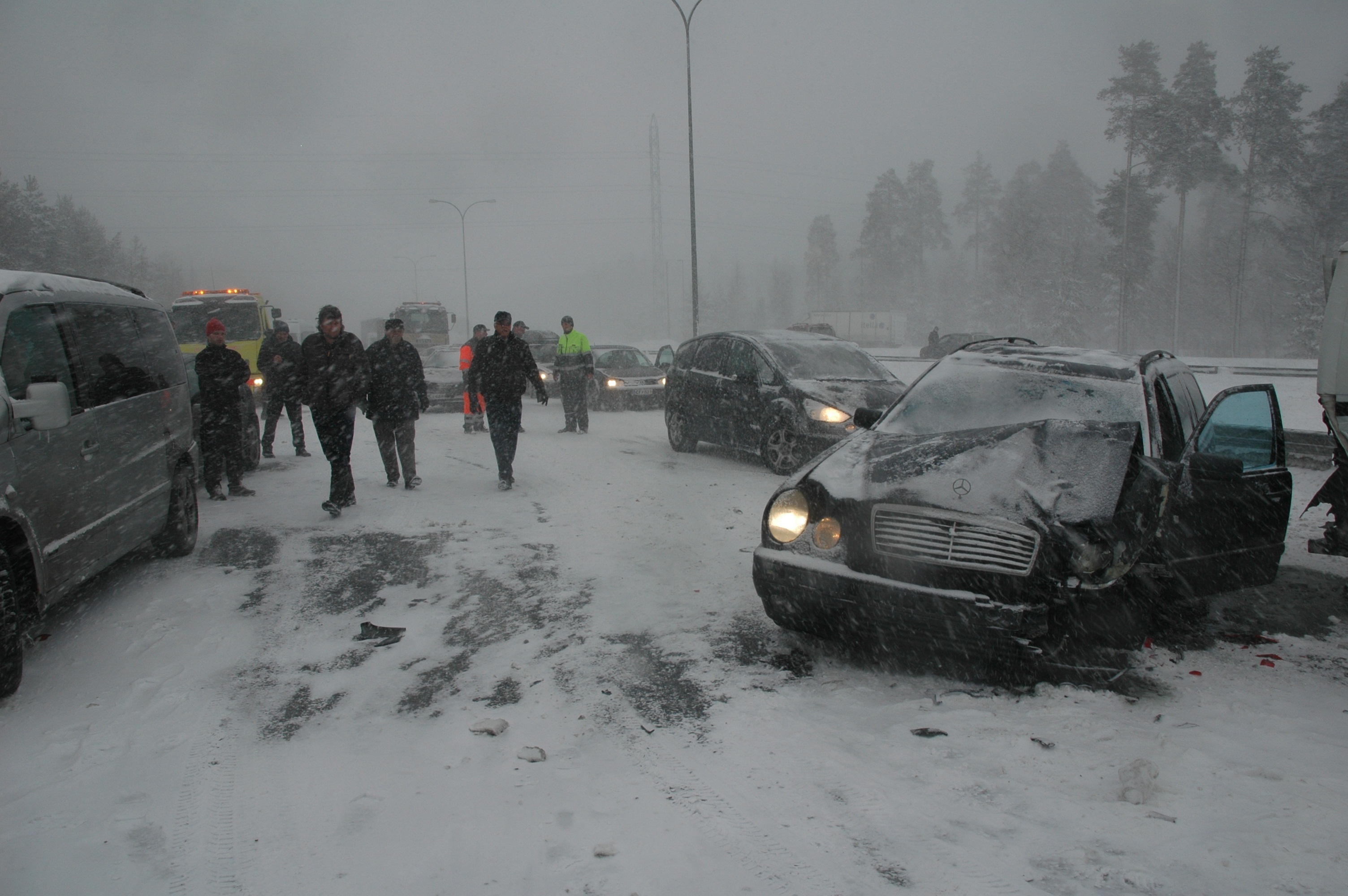 Pohjantiellä autoillut: "Peltiä rytisi edessä ja takana"