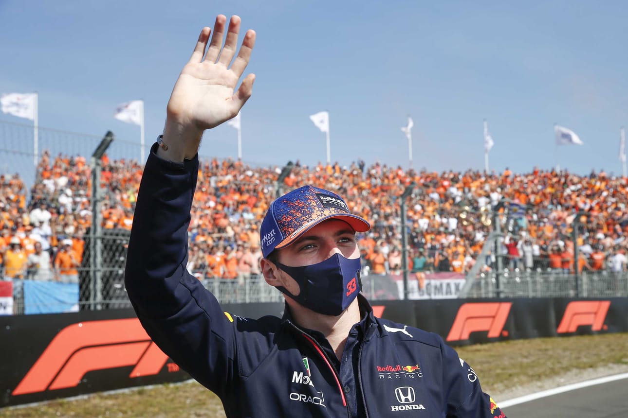 Max Verstappen sai juhlia voittoa kotiyleisönsä edessä ja nappasi MM-sarjan kärkipaikan.