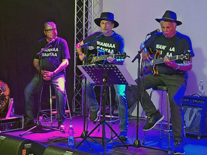 Wallesmannit trio eli Aaro Suopelto, Markku Anttila ja Pertti Keskinen oli Harrin live-keikkojen viimeinen esiintyjä.