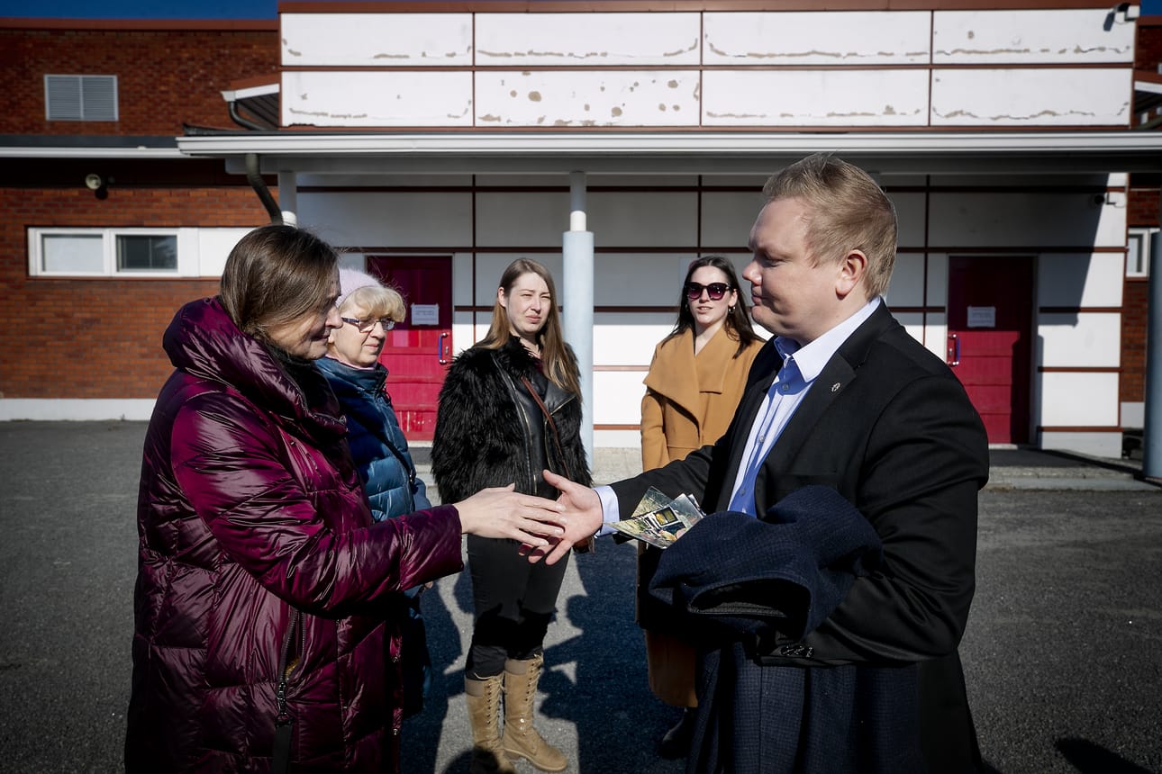 Ukrainan Umanista tullut Olga Litvina tapasi Tatiana Lipichin ja Anna Khlyapovan kanssa tiede- ja kulttuuriministeri Antti Kurvisen Alahärmässä tiistaina. Kauhavan ja Lapuan uusi maahanmuuttokoordinaattori, ukrainalaistaustainen Diana Makasyuk toimi tulkkina.