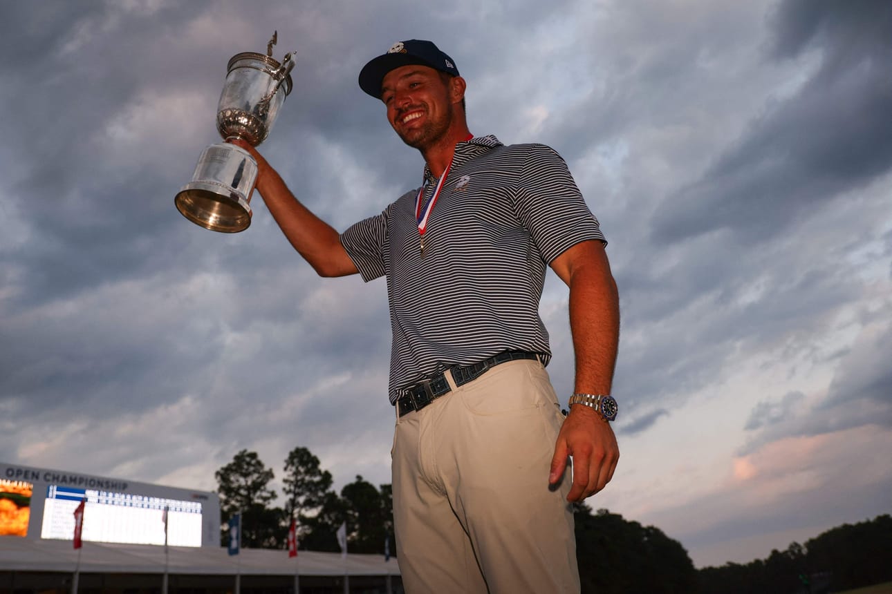 Yhdysvaltalainen Bryson DeChambeau riemuitsee US Openin voitosta 16. kesäkuuta 2024. LEHTIKUVA / AFP