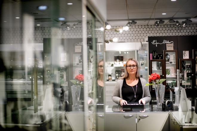 – Tämä on hyvä aika poistua kohti uusia kuvioita, toimitusjohtaja Krista Siljamäki sanoo. Vaasan pitkäaikaisin kultasepänliike Marin lopettaa toimintansa. KUVA: JAAKKO ELENIUS