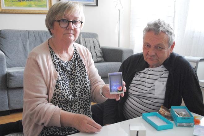 Seija Taipalus näyttää pikkulaatikkoa, joka kuvaa Jeesuksen tyhjää hautaa. Sen suulla on pieni valaiseva enkeli. Markus Taipalus on tukena puolisonsa työssä. KUVA: EEVA-LIISA KULJU