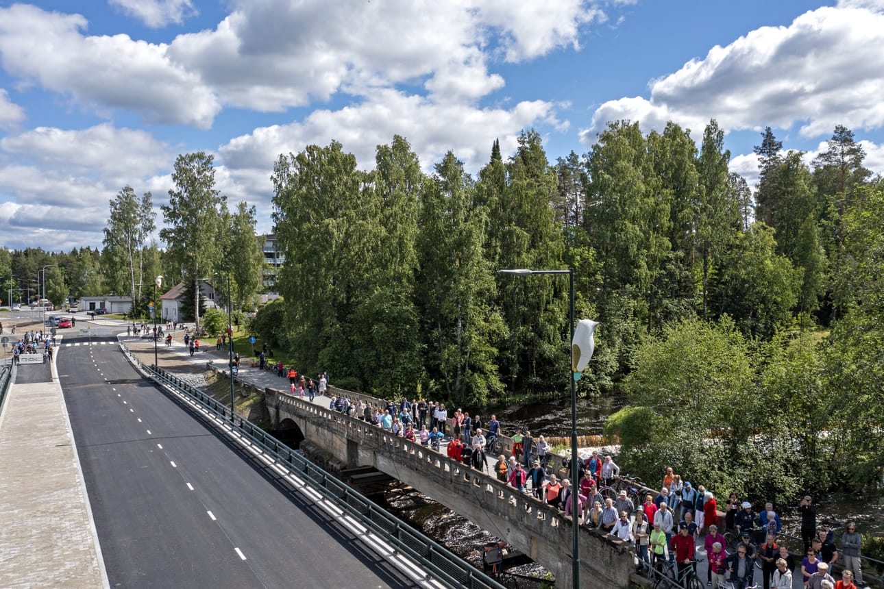 Iso määrä ihmisiä oli saapunut Björkenheimin sillan avajaisiin.