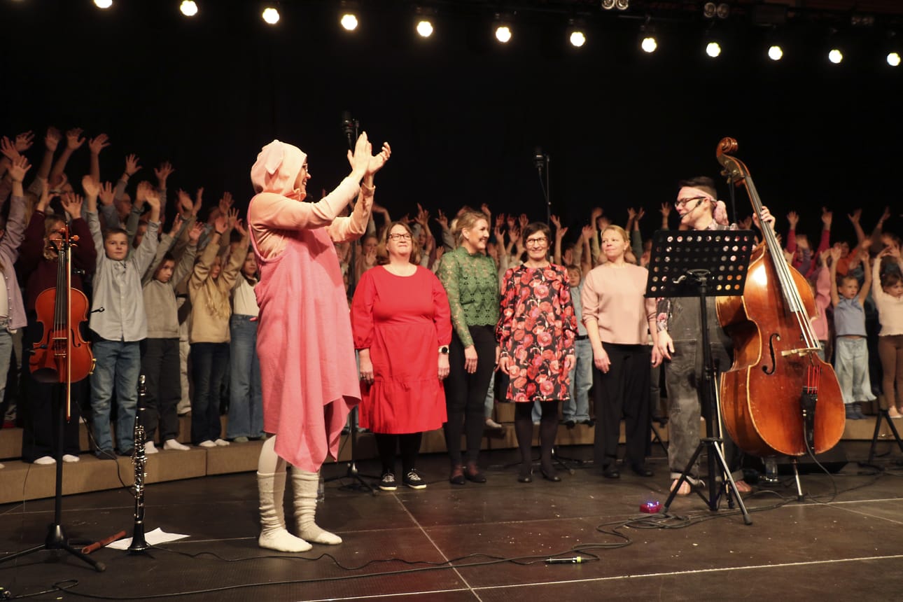 Tarja Mäkinen, Henna Hannula, Päivi Tauriainen ja Mari Jylkkä ova Juho Oksan koulun opettajia, jotka vastaavat suuren lapsikuoron harjoituttamisesta Oulaisten Musiikkiviikkojen esitykseen.