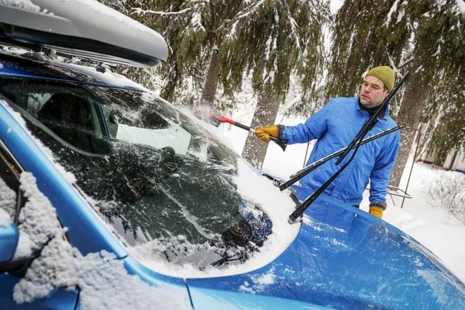 Kun perheen Nissan jäätyi myyjäliikkeen asentamasta viimasuojasta huolimatta uudelleen, Tuomo Kärki alkoi vaatia koko kaupan purkamista tai vaihtoa uuteen autoon. Kuvat: Pekka Aho