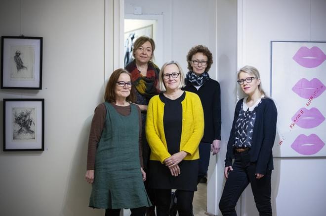 Vaasan taidegraafikoiden vuosinäyttelyssä Ateljé kohtaavat erilaiset, poikkeusaikaa eri tavoin teoksissaan käsittelevät taiteilijat. Mukana ovat muun muassa Tuija Arina-Sundelin, Cata Ahlbäck, Paula Nygård, Ann-Sofi Kattilakoski ja Maija Minni. Oikealla Ahlbäckin työ Fragile. Kuva: Jarno Pellinen.
