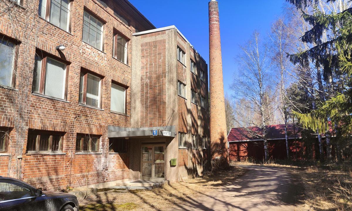 Ennen kuin maaperää ja pohjavettä päästään puhdistamaan, puretaan vanha tehdasrakennus Kurikan Panttilassa.