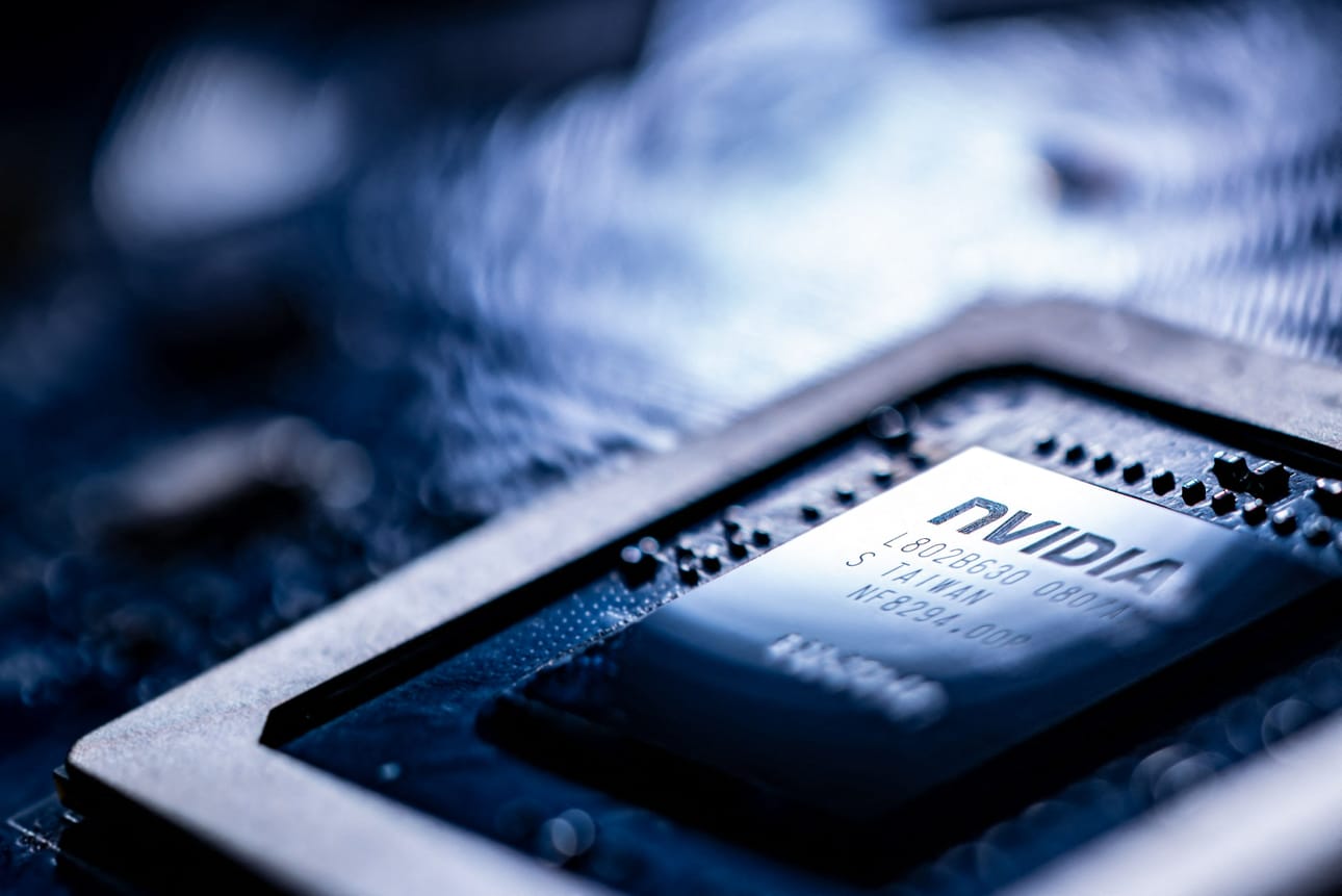 Nvidia oli torstaina 3,5 prosenttia pakkasella. Yhtiön nousukiito on ollut kuitenkin viime aikoina niin kovaa, että Nvidian osakkeen arvo on kesäkuun jäljiltä yhä lähes 20 prosenttia koholla. LEHTIKUVA/AFP