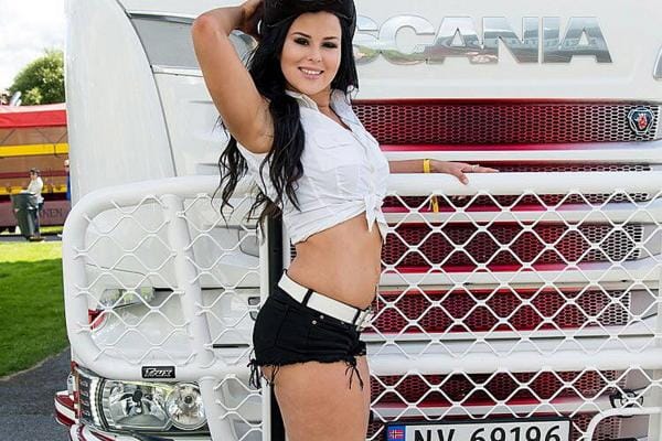 Erika Lähdemäki on hallitseva Miss Power Truck. KUVAT: PEKKA SUOVAARA