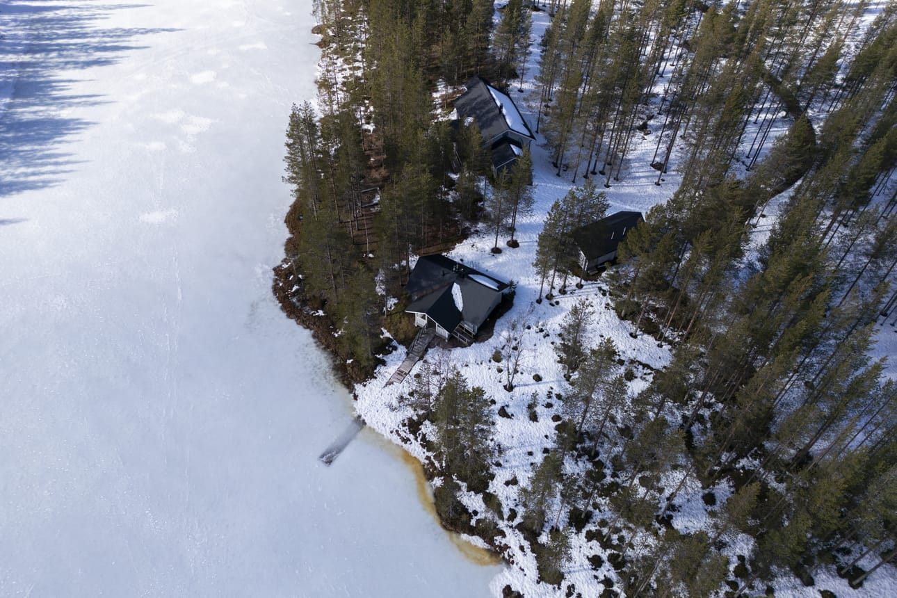 Pitkälammen rannalla sijaitseva eräleirikeskus koostuu kolmesta rakennuksesta: päärakennuksesta, saunarakennuksesta ja varastosta.
