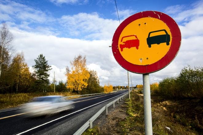 Heti joen jälkeen, ennen Tepontien risteystä, valtatie 19:n varrella on ohituskieltomerkki. Lukija kysyy, milloin ohituskielto loppuu, ellei päättymismerkkiä ole. Kuva: Matti Hautalahti