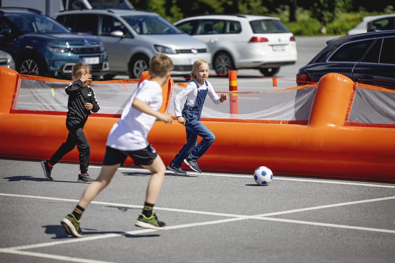 Iida Hautamäki pinkoo pallon kanssa maalintekoon.