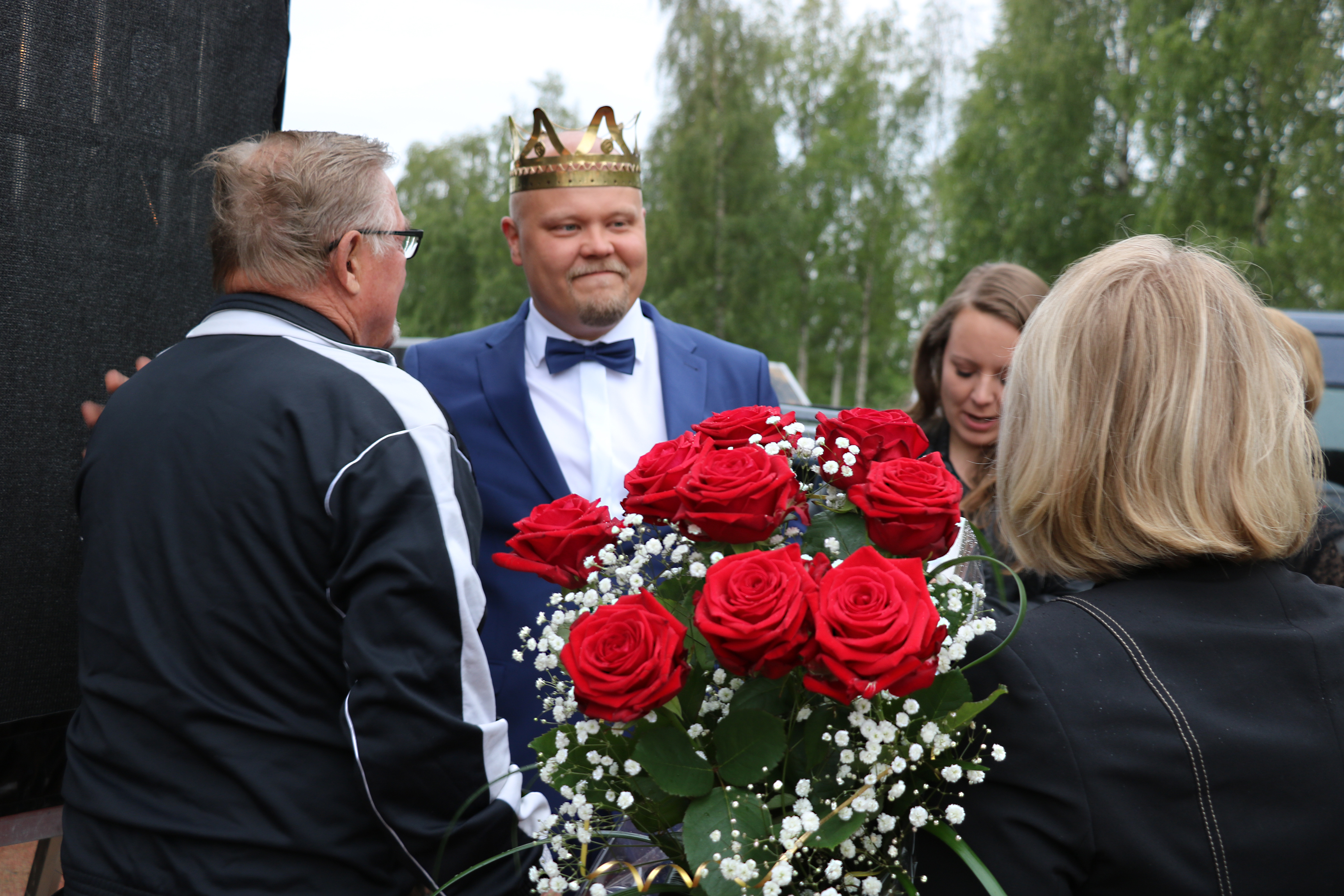 Ystävät, tuttavat ja tuntemattomat onnittelivat uutta tangokuningasta. Haapaveden kaupungin onnitteluruusut ojensi hallituksen puheenjohtaja Anri Kolehmainen.