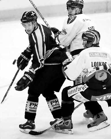 Hyvät tehot. HPK:n Vladimir Sicakista (kesk.) ja Juha-Pekka Loikaksesta ei ollut Eero Somervuoren pysäyttäjiksi: hän teki kaksi Kärppien maaleista.