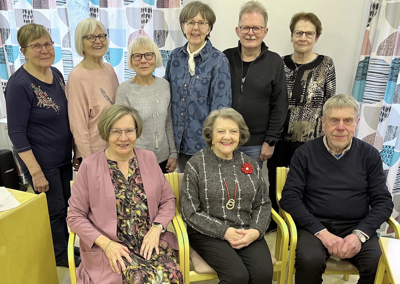 Kauhavan kansalliset seniorit ry:n uusi hallitus. Puheenjohtaja Seppo Ruotsala (edessä oik.), varapuheenjohtaja Marjatta Seppä-Lassila, sihteeri, tiedottaja Tuula Jokiaho, Raija Kalliomäki (takana vas.), Anne Pernaa, Riitta Koukkunen, Kirsti Ring, Timo Rintala ja Kaija Roivainen.
