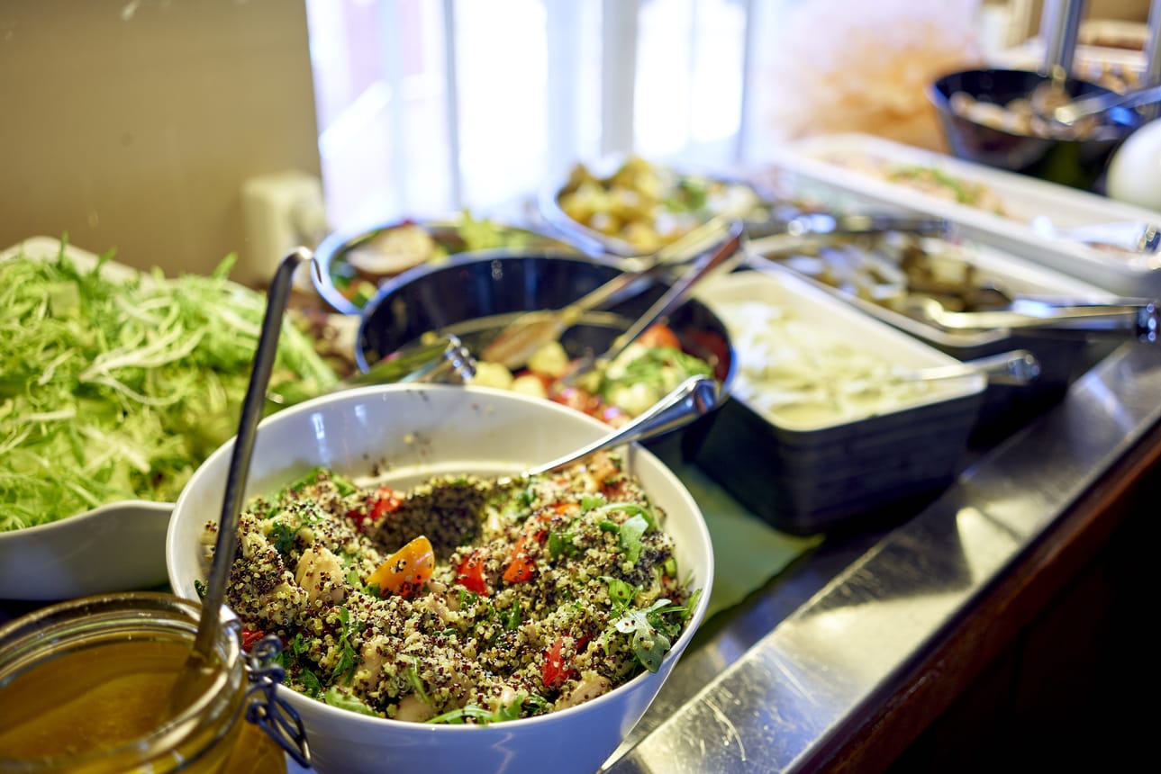 Grill it!:in brunssi on kaunis, värikäs ja maukas. Alkupaloja on monenlaista sorttia salaateista savuloheen, ja lämpimistä löytyy niin lohta kuin broileriakin.