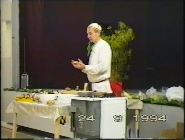 Katso video: Vuonna 1994 Perunamarkkinoilla esiintyivät muun muassa julkkiskokki Jaakko Kolmonen ja Jyrki Sukulan äidin roolihahmo Kassi-Alma