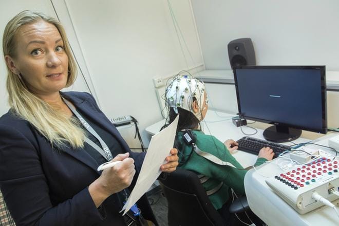 Erikoistutkija, psykologian tohtori Satu Pakarinen Työterveyslaitokselta kertoo, että he testaavat usein testin toimivuutta ensin toisillaan ja sitten vasta potilailla. Nykyisissä aivotutkimuksissa on ilmennyt, että stressi muokkaa ihmisen aivokudosta. KUVA: COM.PIC / MAURI RATILAINEN
