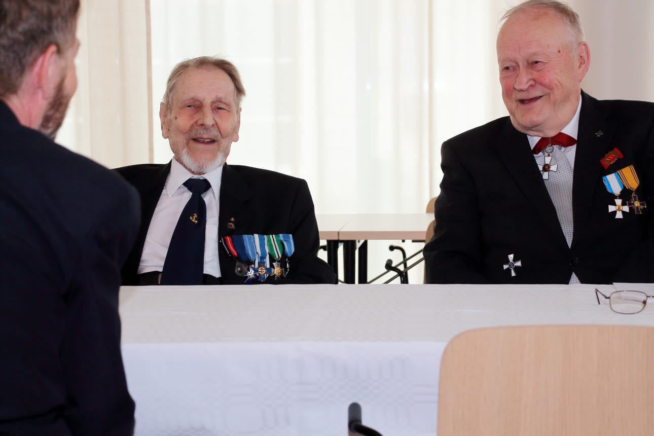 Sotaveteraani Reino Näsi, 97 ja Tammenlehvän Pohjois-Pohjanmaan Perinneyhdistyksen puheenjohtaja, eversti evp. Reijo Sallinen keskustelemassa päätösjuhlassa.